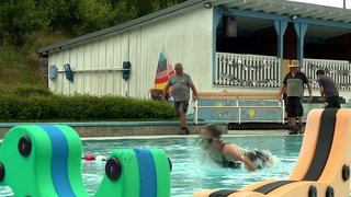 Schwimmer im Freibad Tannheim
