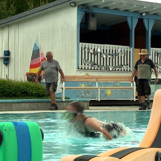 Schwimmer im Freibad Tannheim