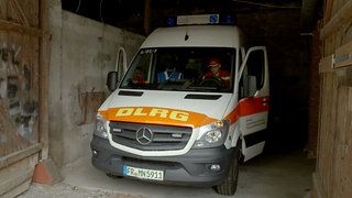 Das Einsatzfahrzeug der DLRG Müllheim-Neuenburg parkt in einer Scheune