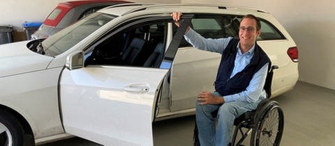 Andreas Braun sitzt in seinem behindertengerecht ausgestatteten Auto und faltet seinen Rollstuhl zusammen. Andreas aus Neustetten im Landkreis Tübingen sitzt seit 2005 im Rollstuhl. Querschnittslähmung nach einem Absturz beim Einsatz als freiwilliger Feuerwehrmann. Jetzt hilft er Betroffenen beim Kampf um ein unabhängiges Leben. In SWR1 Neuanfang erzählt er davon