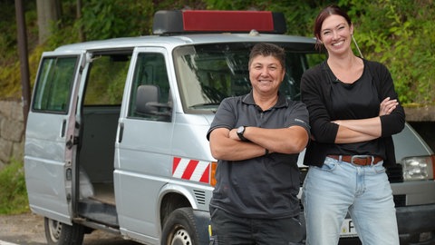 Reporterin Stefanie Molitor (rechts) begleitet einen Tag lang Gemeindehausmeisterin Patricia Zimpfer.