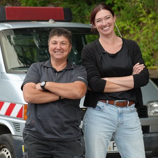 Reporterin Stefanie Molitor (rechts) begleitet einen Tag lang Gemeindehausmeisterin Patricia Zimpfer.