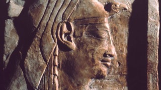 Kleopatra VII. Philopator, ägypt. Königin, 69  30 v. Chr. Relieffragment mit weiblichem Bildnis, gedeutet als Kleopatra