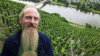 Winzer aus Baden wagt sich in eine Steillage an der Mosel