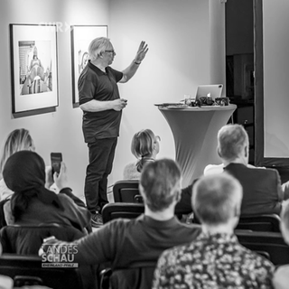 Herbert Piel hält Vortrag