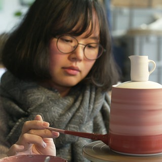 Ayaka Iwabu bereichert mit ihrer Keramik Höhr-Grenzhausen