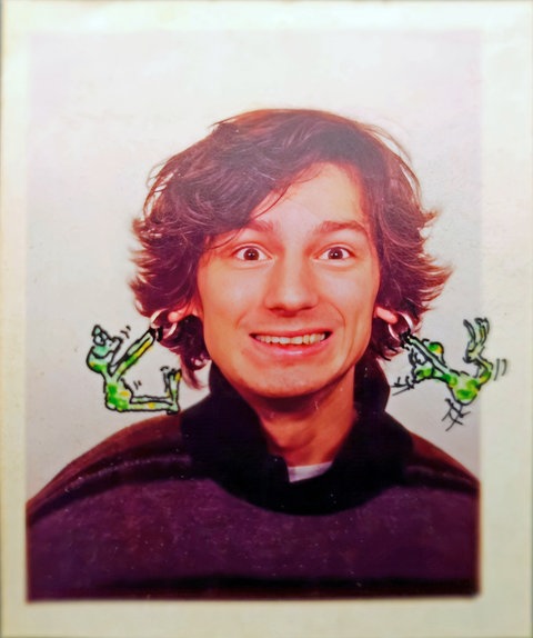 Neuanfang für Alexander nach einem Suizidversuch – ein Bild aus seiner Jugend, mit darauf gezeichneten grünen Karikatur-Männchen, die an seinen Ohrringen ziehen. Dieses Foto illustriert gut, wie Alexanders Umgebung den jungen Mann erlebte. Kreativ, witzig, ausgelassen. Noch unbelastet von den Psychosen, der Depression, den Gedanken an Suizid, die ihn später heimsuchen sollten.  Heute versucht er, das Thema Selbsttötung aus dem Tabu holen. Er sagt: "Suizidale Menschen möchten nicht sterben, sondern eigentlich nur anders leben". Deshalb hilft er Menschen in tiefen Lebenskrisen.