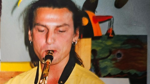 Neuanfang für Alexander nach seinem Suizidversuch – auf dem Bild spielt er Saxophon. Alexander ist ein Mensch, der offen ist für Neues, der sich gerne ausprobiert. In der Genesungsphase nach seinem Suizidversuch fängt Alexander an, Saxophon zu spielen. Der Buddhismus war da schon eine feste Säule in seinem Leben geworden. 