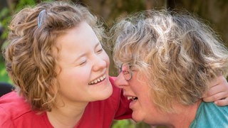 Ursula aus Esslingen und ihre schwerst behinderte Tochter Anne. Ursula Hofmann aus Esslingen erzählt in SWR1 Neuanfang, wie sie ihre schwerbehinderte Tochter Anne ohne jede staatliche Unterstützung seit mehr als zwei Jahrzehnten pflegt. Anne war mit einem extrem seltenen Gendefekt zur Welt gekommen. Ohne die Fürsorge ihrer Mutter würde Anne womöglich gar nicht mehr leben.