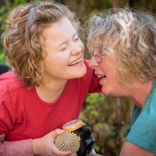 Ursula aus Esslingen und ihre schwerst behinderte Tochter Anne. Ursula Hofmann aus Esslingen erzählt in SWR1 Neuanfang, wie sie ihre schwerbehinderte Tochter Anne ohne jede staatliche Unterstützung seit mehr als zwei Jahrzehnten pflegt. Anne war mit einem extrem seltenen Gendefekt zur Welt gekommen. Ohne die Fürsorge ihrer Mutter würde Anne womöglich gar nicht mehr leben.