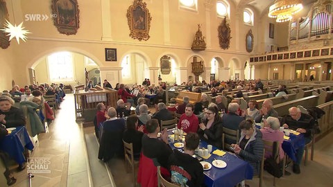Beisammensein und anderen zuhören - darum geht es in der Vesperkirche Giengen. Sie wird von zahlreichen Ehrenamtlichen unterstützt (Archivbild).