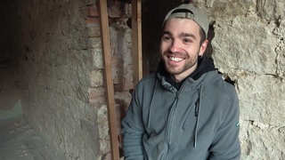 Jan Morhard hat für 23.000 Euro das alte Schulhaus im Kuseler Stadtteil Bledesbach gekauft.