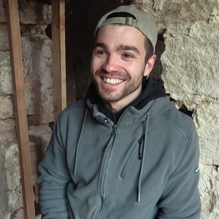 Jan Morhard hat für 23.000 Euro das alte Schulhaus im Kuseler Stadtteil Bledesbach gekauft.