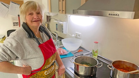 SWR1 Neuanfang: Magdalena - arm, wohnungslos und bereit zum Neuanfang. Ihren Jugendtraum von der Ausbildung zur Köchin hat sich Magdalena nicht erfüllen können. Aber heute kocht sie mit Freude zweimal in der Woche ehrenamtlich für die Bewohnerinnen der Stuttgarter "Frauenpension". Und freitags wird gebacken...