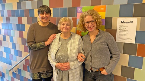 SWR1 Neuanfang: Magdalena - arm, wohnungslos und bereit zum Neuanfang. Magdalena (Mitte) mit Sozialarbeiterin Heidi Gnadt-Olivares und Birgit Reddemann, Leiterin der Frauenpension und des Fachdiensts "Hilfen für Frauen" des Caritasverbandes für Stuttgart.