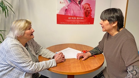 SWR1 Neuanfang: Magdalena - arm, wohnungslos und bereit zum Neuanfang. Magdalena im Gespräch mit Sozialarbeiterin Heidi Gnadt-Olivares in der "Frauenpension" Stuttgart