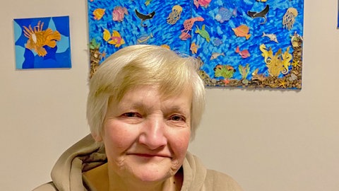 SWR1 Neuanfang: Magdalena - arm, wohnungslos und bereit zum Neuanfang. In ihrer alten Wohnung in Stuttgart hatte Magdalena ein echtes Aquarium. In der Kreativwerkstatt der "Frauenpension" wurde daraus eine selbst gebastelte Erinnerung an ein früheres Leben.