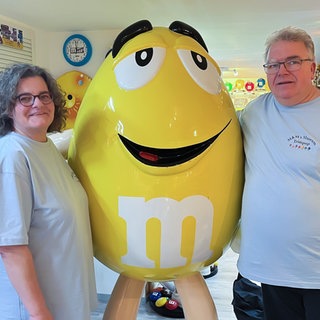 Andy und Nicole Trimpop sammeln Merchandise-Artikels eines bekannten Schokolinsen-Herstellers.