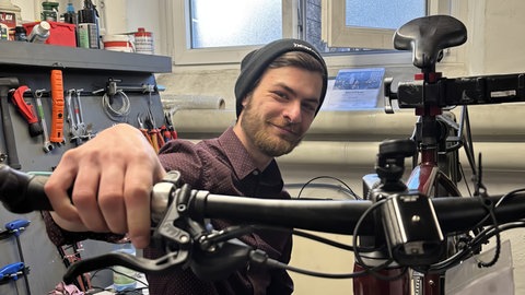 Felix im Jahr 2026: Er arbeitet jetzt in einer Fahrrad-Werkstatt