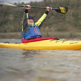 "Paddeln macht glücklich": Winfried (77) hält sich mit Paddeln fit