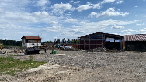 Der Eschbachhof von Bauer Martin Benzing in Trossingen wurde bei einem Großbrand zerstört. Wo die Gebäude standen, ist nur noch Schotter.