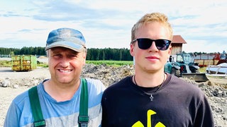 Martin Benzing und sein Sohn nach dem Großbrand auf ihrem Hof in Trossingen