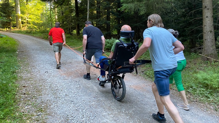 Bei der Wanderung ist volle Konzentration gefragt. Wer Stefan in seiner Joelette schiebt, darf nicht abschweifen. 