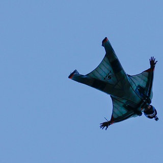 Das Symbolbild zeigt einen fliegenden Mann im Wingsuit. 