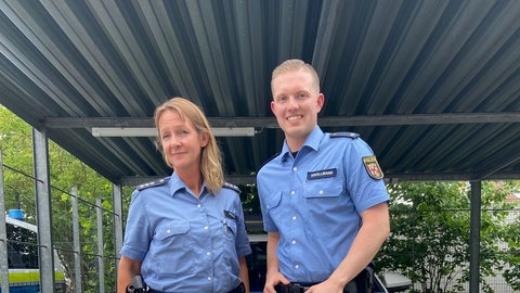 Polizeihauptkommissarin Tina volz (50)und Polizeikommisar Christian krollmann (24).  Beide von der PI Alzey  