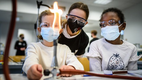 Im Gegensatz zu Robert Bunsen, schrieben Schulen den Arbeitsschutz auch in Verbindung mit dem Bunsenbrenner groß.