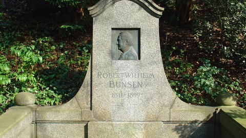 Der Grabstein des Erfinders Robert Bunsen auf dem Heidelberger Bergfriedhof. Zu sehen: der Professorentitel fehlt.