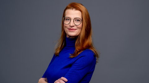 Porträt von Royal-Expertin Annelie Malun im blauen Rolli