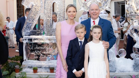 Fürst Albert II. von Monaco posiert zu seinem 20-jährigen THronjubiläum mit seiner Familie für die Kamera.  