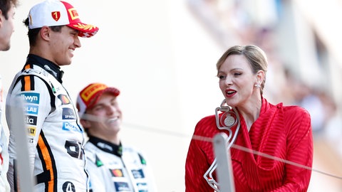 Fürstin Charlène übergibt beim Formel1 Grand Prix in Monaco einen Pokal.