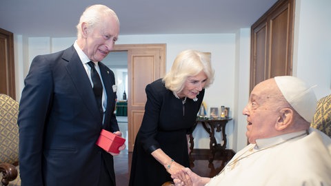 König Charles und Königin Camilla treffen den gesundheitlich angeschlagenen Papst Franziskus im Vatikan.