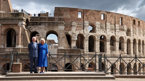 König Charles und Königin Camilla stehen vor dem Kolosseum in Rom.