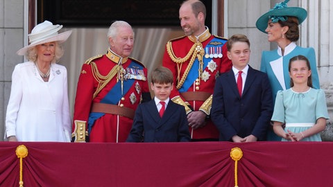Die britische Königsfamilie steht auf dem Palastbalkon bei der Militärparade "Trooping the Colour"