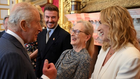 König Charles scherzt mit den Hollywood-Schauspielerinnen Meryl Streep und Kate Winslet sowie mit Ex-Fußballprofi David Beckham bei der Verleihung der King's Foundation Awards in London