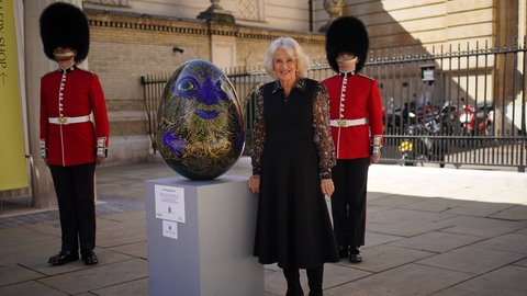Königin Camilla vor dem Buckingham-Palast mit dem grünen "Humpty-Dumpty"-Ei