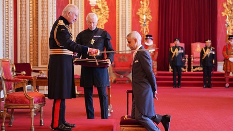 König CHarles schlägt den Londoner Bürgermeister Sediq Khan im Buckingham Palace zum Ritter.