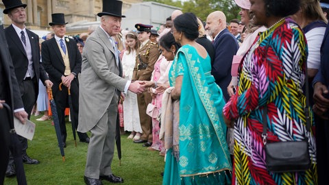 König Charles begrüßt bei der ersten Gartenparty des Jahres Gäste.