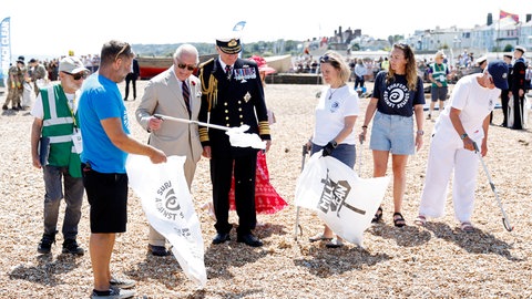König Charles sammelt am Strand von Cinque Ports Müll.
