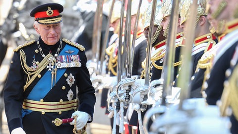 Der britische König Charles III. inspiziert Mitglieder der Household Cavalry während der Präsentation der neuen Standarten auf Schloss Windsor.