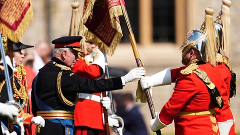 Der britische König Charles III. nimmt zusammen mit Prinzessin Anne an der Präsentation der neuen Standarten auf Schloss Windsor teil.