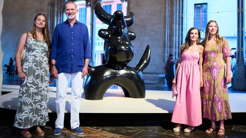 Königin Letizia und König Felipe sowie Prinzessin Leonor und Prinzessin Sofia besuchten die Miro-Ausstellung, die Teil der Sammlung der "Fundacio Pilar i Joan Miro a Mallorca" ist, darunter Gemälde, Skulpturen, Grafiken, Zeichnungen, Wandteppiche und Vorzeichnungen.