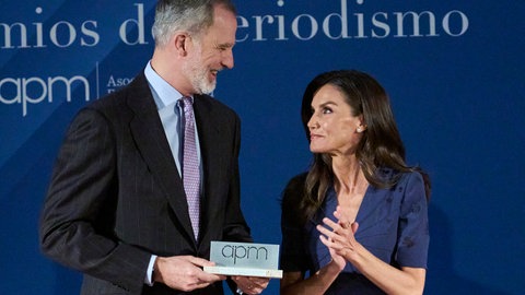 Verliebte Blicke: König Felipe und Königin Letizia bei der Feier der Madrider Presse.