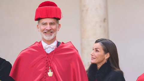 Madrid Königin Letizia und König Felipe nehmen an einer Zeremonie teil, bei der ihm die Ehrendoktorwürde der Universität Alcala in Alcala de Henares, Madrid, verliehen wird. Er trägt einen roten Umhang, sie einen schwarzen Mantel.
