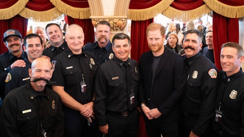 Prinz Harry hat in Santa Barbara ein Benefizkonzert besucht, das Spenden für die Betroffenen der Waldbrände in L.A. einsammelt.