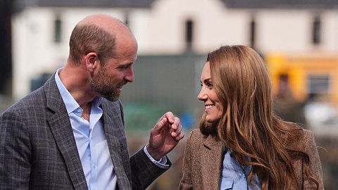 Prinzessin Kate und Prinz William blicken sich an, wie ein frisch verliebtes Paar.