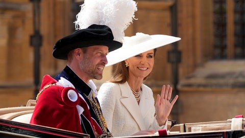 Der britische Prinz William und seine Frau Kate, Prinzessin von Wales, verlassen das Schloss Windsor nachdem sie an der Zeremonie der Verleihung des "Order of the Garter" teilgenommen haben.